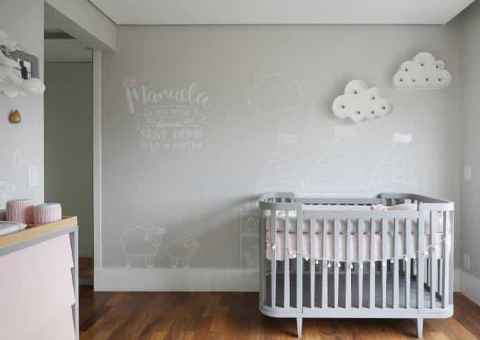 Quarto de bebê clean com decoração de nuvens 