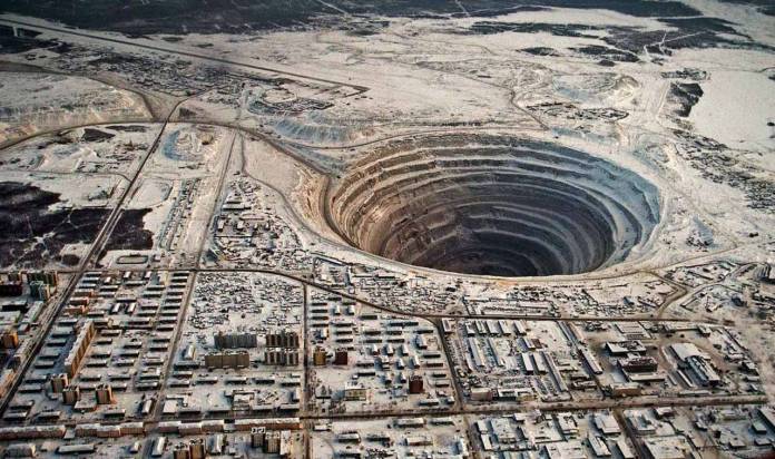 Mega construção Minas de diamante de Mirny