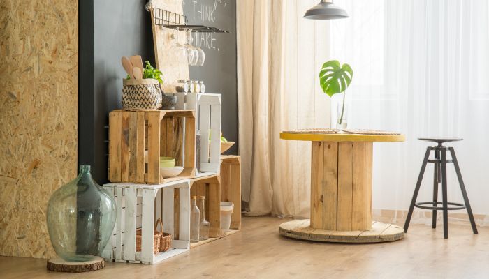 conceito sustentável para o designe com vários objetos que foram reciclados para decoração