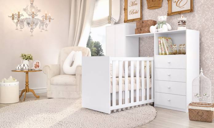 quarto de bebê com móveis brancos e cor lilás