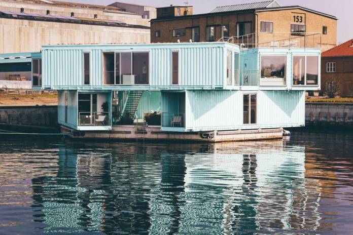 casa de container com dois andares que fica em frente para água, super bonita e luxuosa.