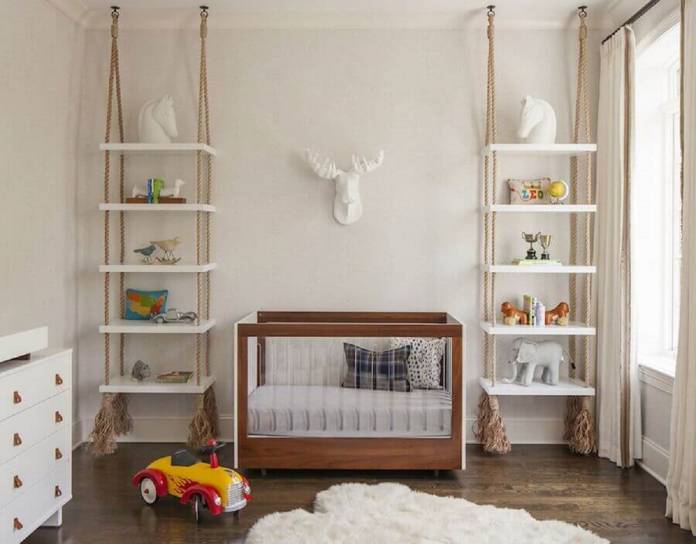 parteleira suspensa em um quarto de bebê todo branco