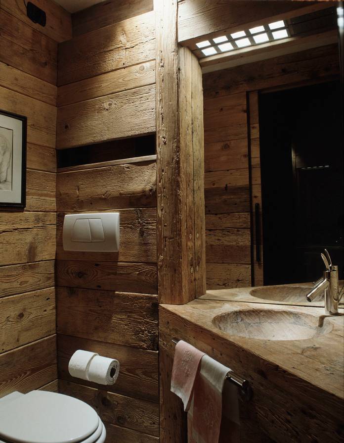 banheiro todo revestido em madeira nas paredes 