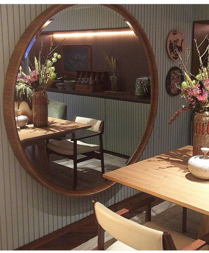Espelho feito com base de madeira 