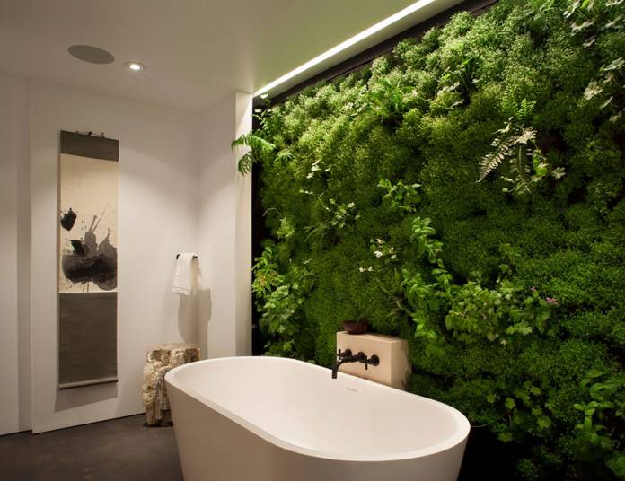 parede toda feita em vegetação artificial para dar uma sensação mais gostosa para o banheiro