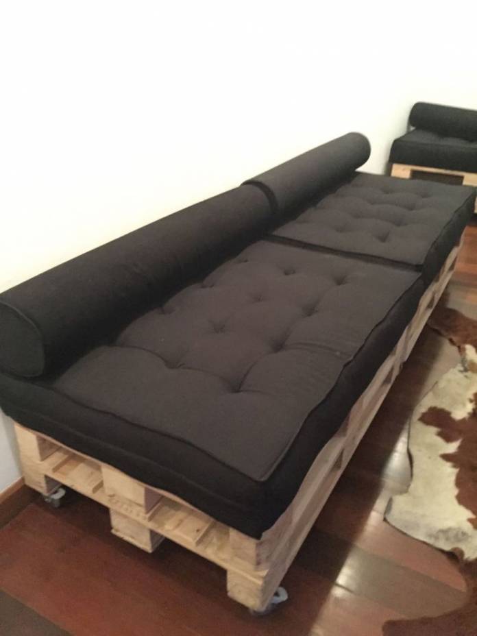 uso tradicional da almofada futon como assento de sofá, com a estrutura em pallet