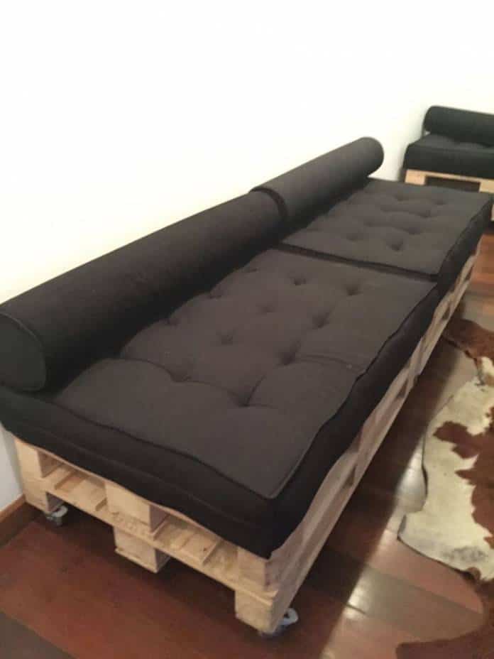 uso tradicional da almofada futon como assento de sofá, com a estrutura em pallet