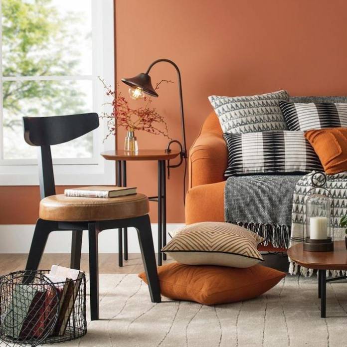 parede, sofá, almofadas, estofado da cadeira vieram nas cores ajudando a compor um ambiente super vivo e alegre,