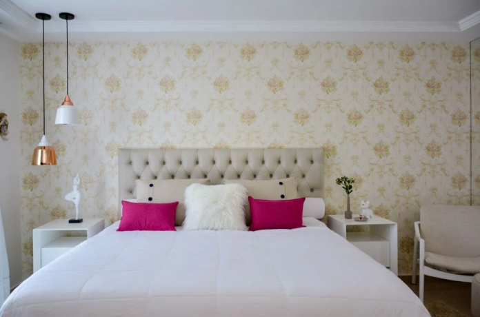 papel contact com tons mais claros foi utilizado para compor a parede da cabeceira da cama trazendo muito charme e beleza ao local.