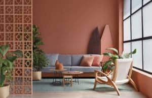 uso de tons terrosos na parede, nas almofadas, na decoração e na divisória, ambiente bem decorado que utilizou bem o que esses tons de melhor para compor uma bonita decoração