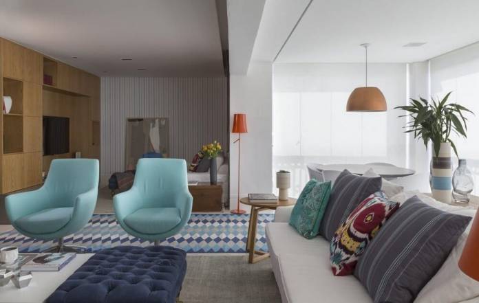 sala de estar com poltronas decorativas azuis ihdesigners 157670 proportional height cover medium e1608067743582