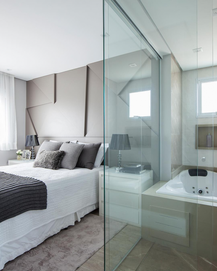 suite casal banheiro integrado quarto banheira vidro cabeceira iluminada luz painel geometrico cor neutra cinza fendi decor salteado 1 e1607048316579