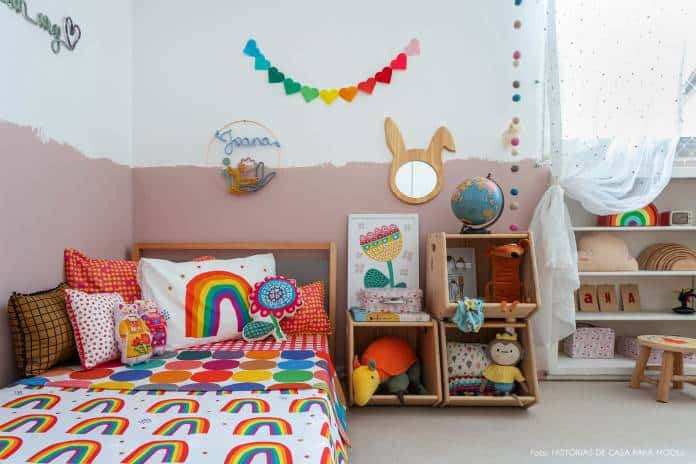 63 mooui decoracao quarto infantil com meia parede rosa roupa de cama colorida scaled 1 e1615508896339