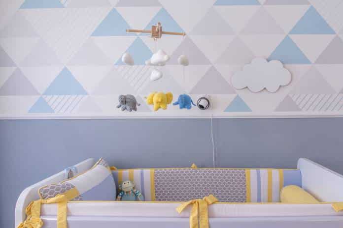 Quarto com tonalidades sutis de azul ma parede e1615319540639