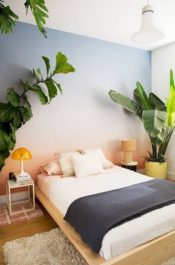 Estilo asiatico para decoracao de quarto de casal com vasos de plantas e cama japonesa Foto Archidea