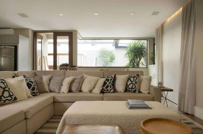 decoracao sala de estar sala neutra com sofa creme e almofadas cristinalembi 138828 proportional height cover medium e1620431379463