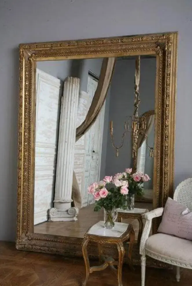 Espelho grande para quarto de casal com decoração clássica
