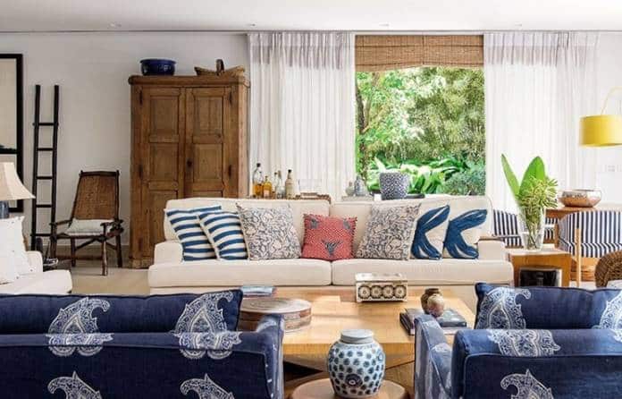 decoracao de casa no verao com almofadas neutras estampadas e coloridas poltronas estampadas moveis em madeira rusticos pinterest c a7040 e1638207934989