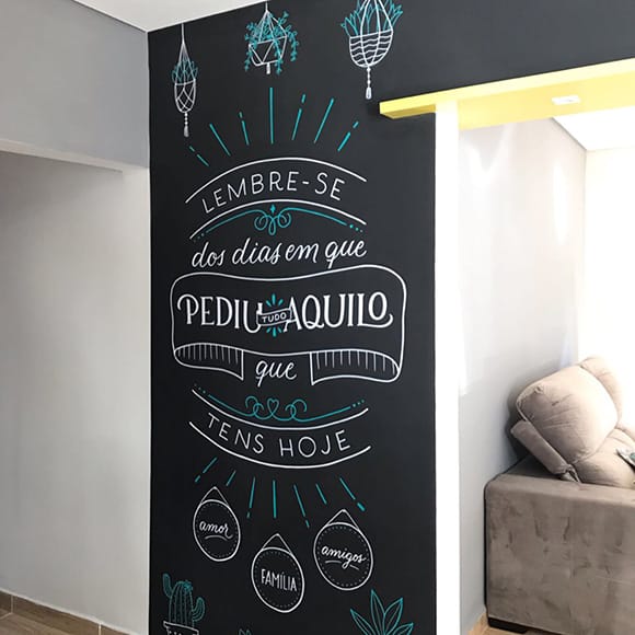 parede lousa sala frase lettering
