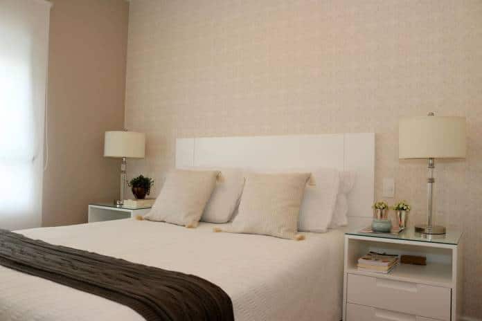 decoracao quarto de casal com abajur no criado mudo ark2arquitetura 78269 proportional height cover medium e1643823569754