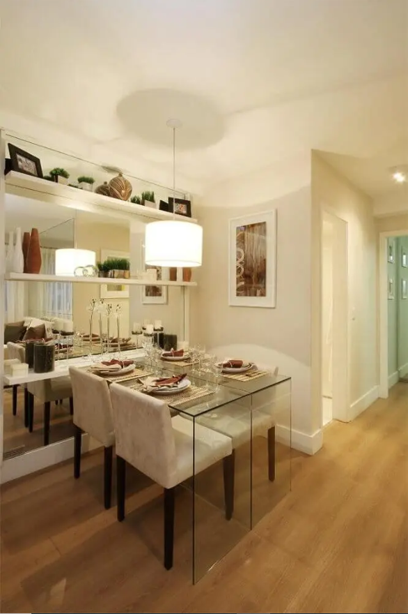 Uma mesa moderna com tampos de vidros perfeita para você jantar com a família