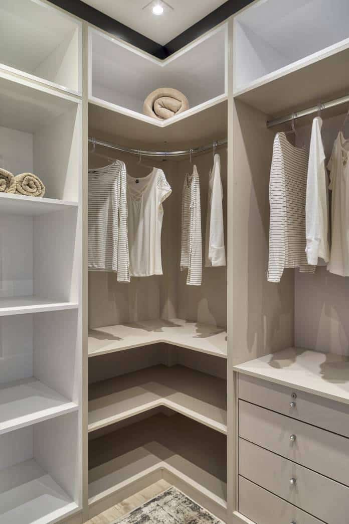 Closet em U organizado