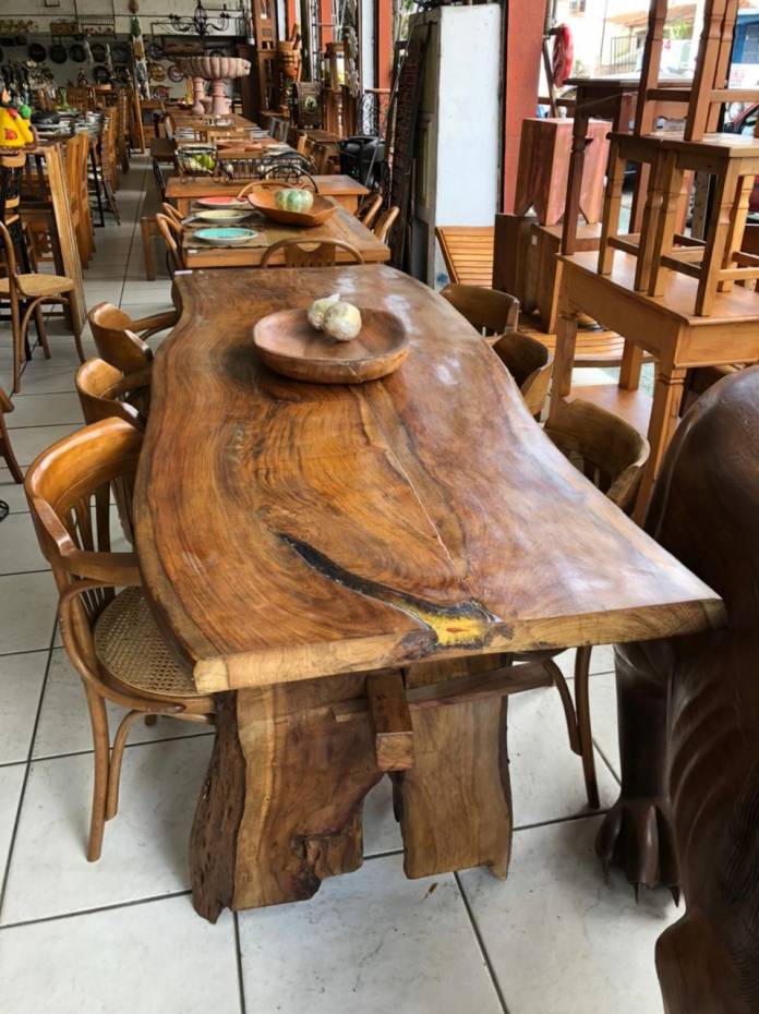mesa rústica de madeira