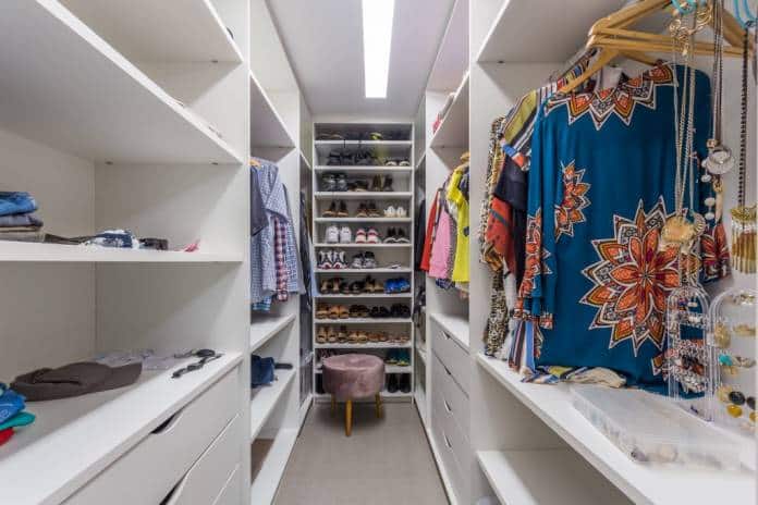 Closet em U organizado