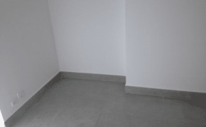 Rodapé de porcelanato embutido