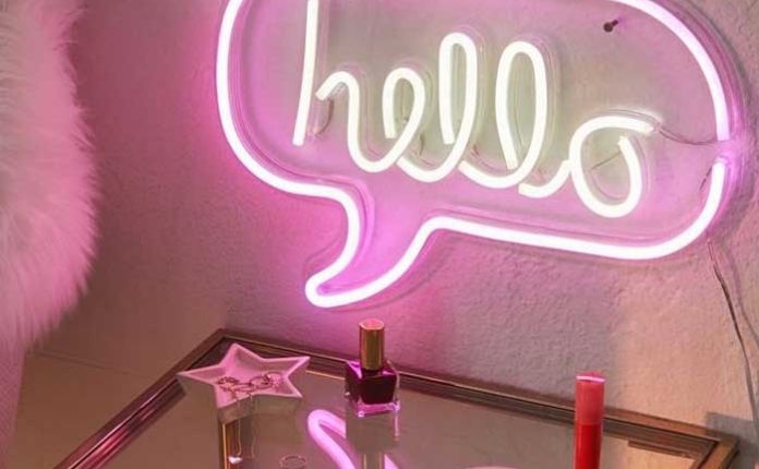 vantagens de usar um letreiro neon e como que ele pode trazer mudanças para sua decoração