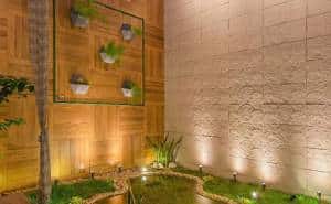 Existem diversos tipos de luz de jardim que você pode usar em seu projeto para transformar ainda mais seu ambiente