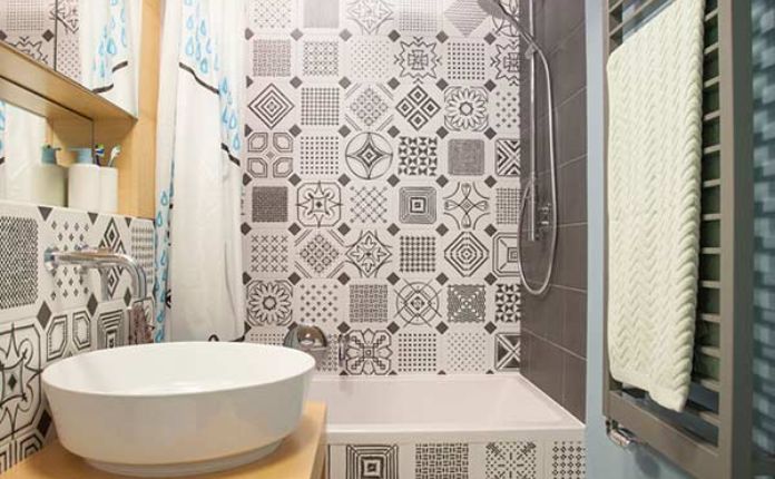 O banheiro também é um lugar onde você pode e deve usar o azulejo decorado