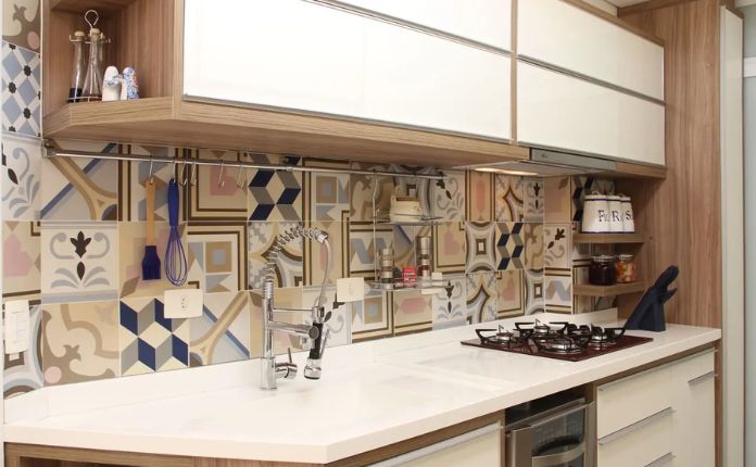 A cozinha é um lugar versátil e que permite que você faça o revestimento com os azulejos decorados de forma mais simples