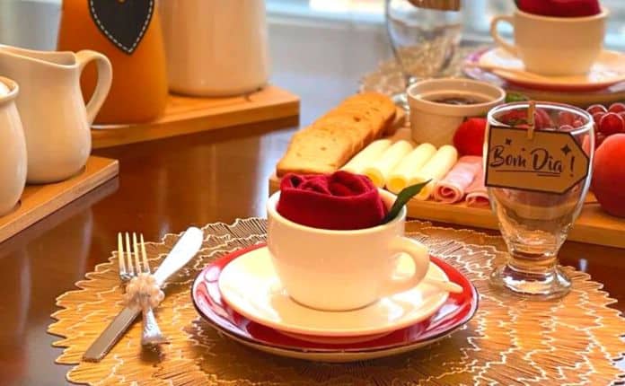 Como Preparar uma Mesa Posta para Café da Manhã 10 Que tal embelezar ainda mais seu espaço e colocar um arranjo em cada mesa