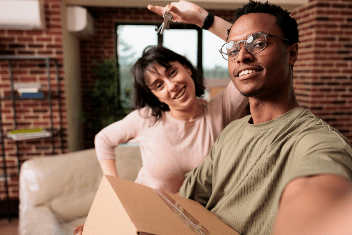 casal feliz em casa nova com o programa Minha Casa Minha Vida.