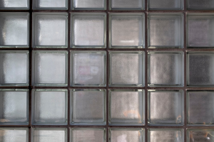 decoração com blocos de vidro foscos em uma parede.