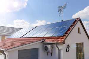 Casa com placas de energia solar no teto.