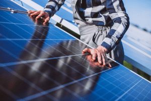 Homem fazendo a instalação de placas de energia solar.