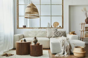 sala de estar com decoração escandinava, em um ambiente confortável e convidativo.