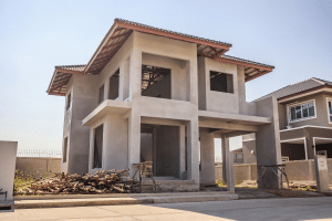 Imagem de uma casa em construção com dois andares. Processo importante ao descobrir como construir um sobrado. 