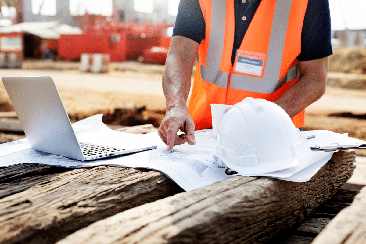 Homem fazendo a gestão de como evitar desperdícios em obras.