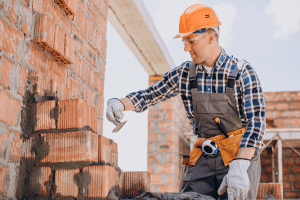 Homem fazendo processos, sabendo como evitar desperdícios em obras.