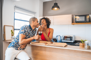 Casal curtindo espaço ao descobrir como montar copa de cozinha.