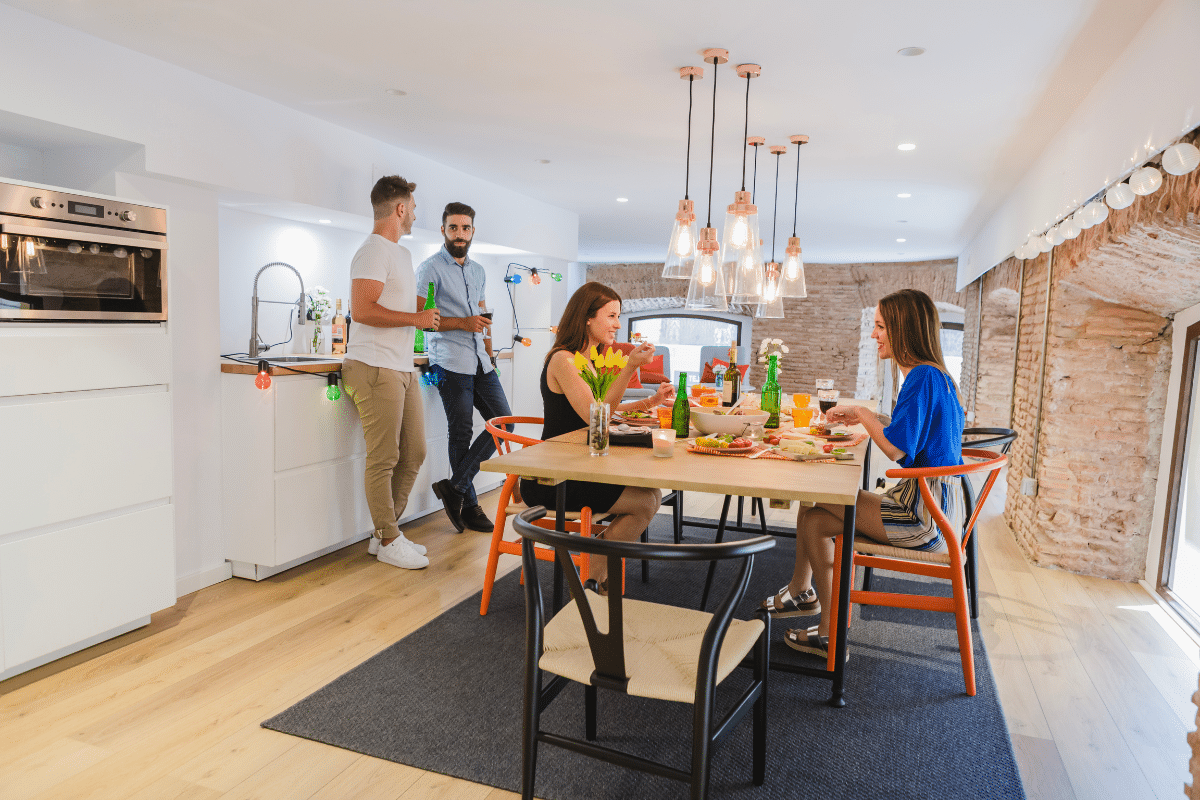 Pessoas reunidas ao descobrir como montar a capo de cozinha.