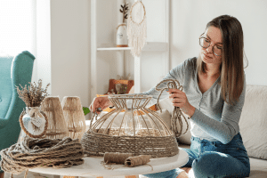 Mulher conferindo acessórios para o estilo decorativo em casa.