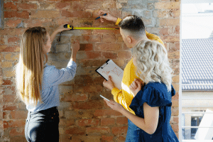 Pessoas conferindo obra em apartamento, para manter tudo em ordem com a norma abnt.