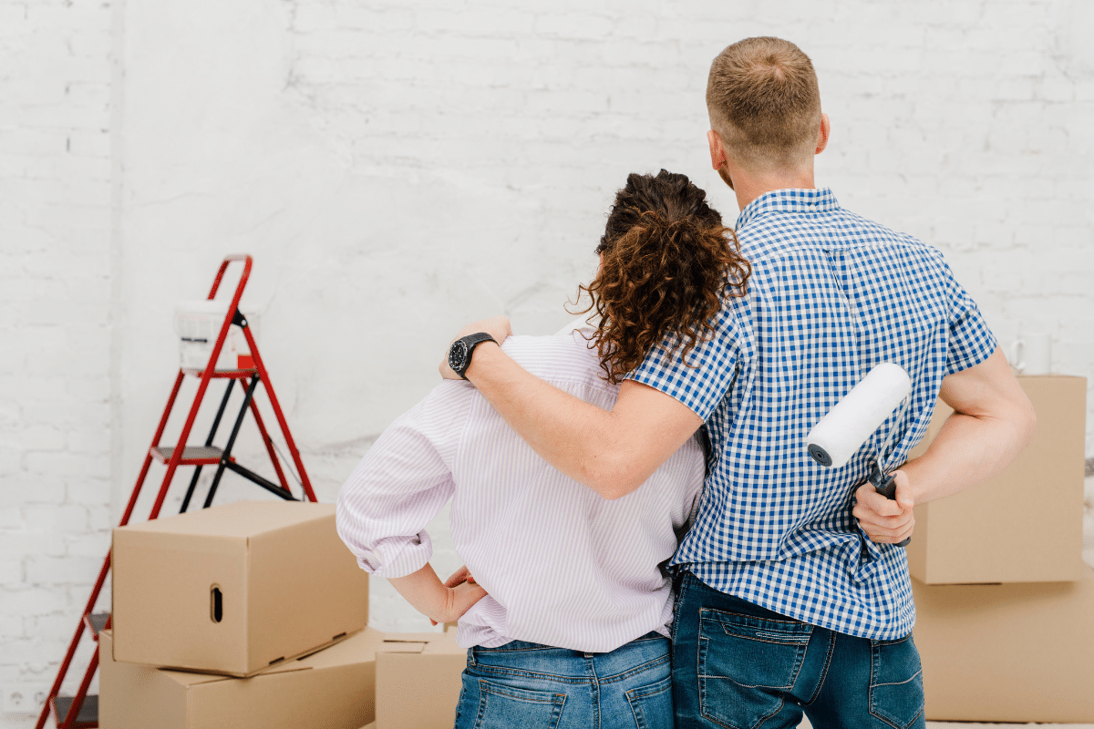 casal reformando apartamento seguindo norma abnt.