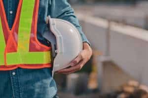 Homem com capacete de segurança na construção civil.