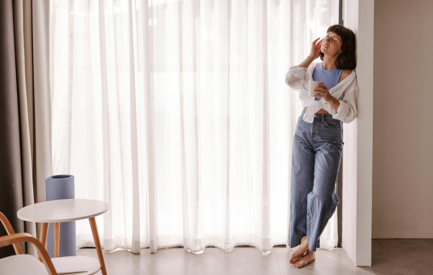 Mulher satisfeita ao saber Como escolher cortinas.