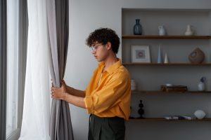 Rapaz feliz ao seguir dicas de Como escolher cortinas.